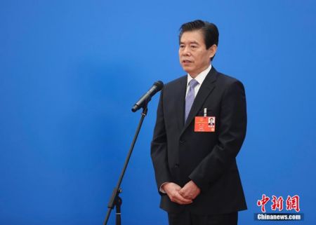 　　5月25日，第十三届全国人民代表大会第三次会议在北京人民大会堂举行第二场“部长通道”采访活动。图为商务部部长钟山通过网络视频方式接受采访。 中新社记者 杜洋 摄