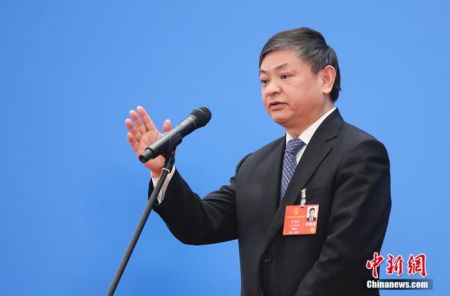 　　5月25日，第十三届全国人民代表大会第三次会议在北京人民大会堂举行第二场“部长通道”采访活动。图为生态环境部部长黄润秋通过网络视频方式接受采访。 中新社记者 杜洋 摄