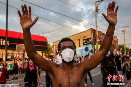 　　大批当地民众走上街头，要求为死者“伸张正义”，示威者向警察投掷瓶子和石块，警方则出动催泪弹、爆震弹、闪光弹和橡皮子弹等武器驱赶示威者，进一步激化矛盾。图为一名抗议者带着口罩进行示威。