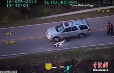 　　资料图：当地时间2014年12月5日，美国纽约，市民们占领第五大道“躺尸”游行，抗议美国警察杀害2名黑人男子，且免于起诉。