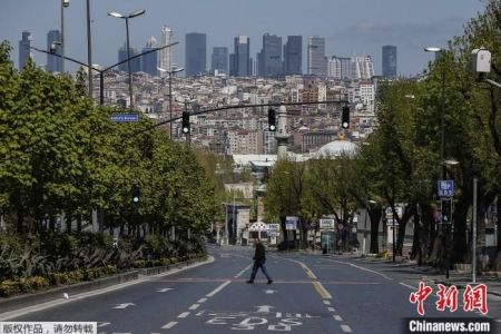 　　为疫情下的土耳其街头。