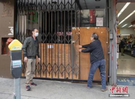 　　资料图：当地时间5月18日，美国旧金山华埠一家店铺重新营业后，又在中午时分关上了大门。中新社记者 刘关关 摄