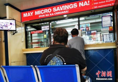 　　5月30日，菲律宾首都马尼拉“解封”倒计时第二天，CBD马卡蒂绿带商圈有序复活，人们对“隔”和“离”新规则已经习惯。 中新社记者 关向东 摄