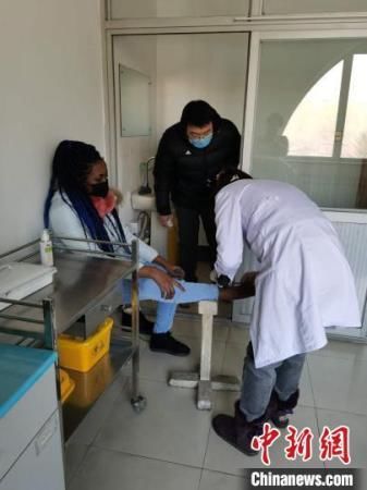 　　医生为谭丽同学消炎包扎，处理伤口。沈阳化工大学供图