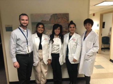 　徐濛濛医生和同事们，最右侧是徐濛濛。(受访者供图)