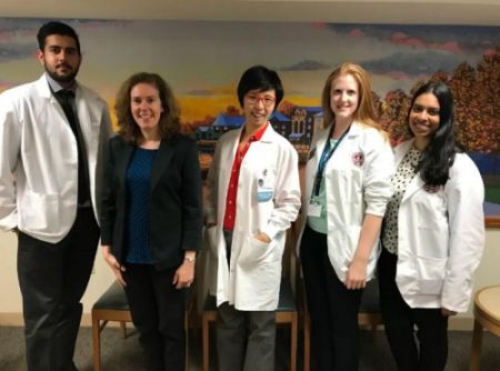 　　徐濛濛医生和同事，中间是徐濛濛。(受访者供图)