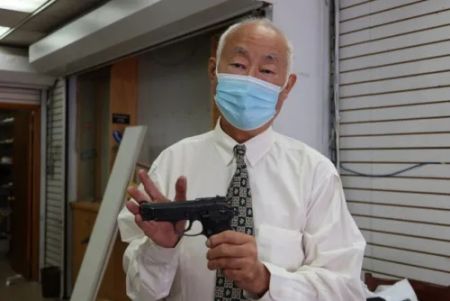 　古角和他随身佩戴的短枪。(图片来源：美国《世界日报》/张晨 摄)