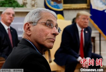 　　资料图：美国传染病学家安东尼·福奇。(图中)