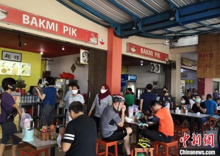 　　图为市场内小面馆顾客盈门。　林永传 摄