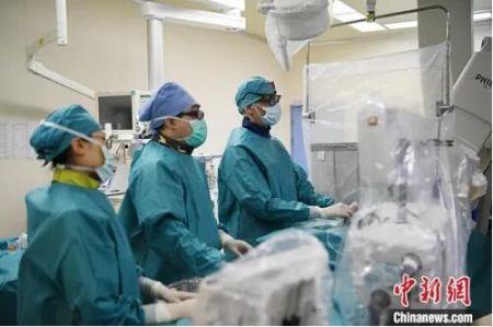 　　5月29日，吉林长春，拉瓦若(右一)进行手术。中新社记者 张瑶 摄