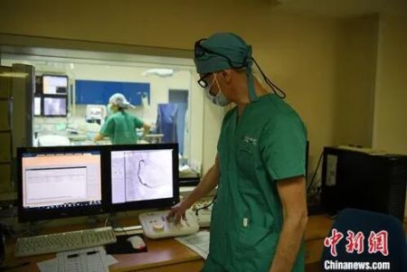 　5月29日，吉林长春，拉瓦若查看病人的心脏造影。中新社记者 张瑶 摄
