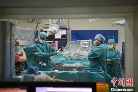 　5月29日，吉林长春，拉瓦若(左二)准备进行手术。中新社记者 张瑶 摄