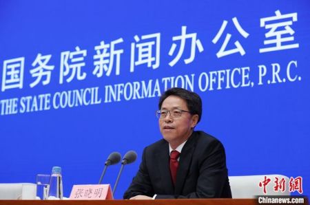 　　当地时间3月27日，一名印度工人和家人走在高速公路上，返回家乡。