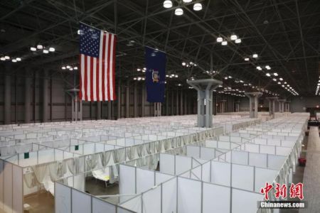 　　当地时间3月30日，纽约贾维茨中心临时医疗点建成，一排排病床隔间整齐排列在会展中心展场内。中新社记者 廖攀 摄