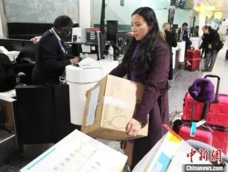 　　资料图：旅居英国华人护士何彩霞辞去工作岗位，搭乘航班回国，奔赴中国抗击新冠肺炎疫情一线。张平 摄