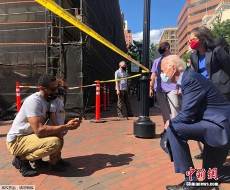 　　当地时间5月31日，锁定美国民主党总统候选人提名的前副总统拜登在特拉华州前往了一个曾爆发了抗议示威活动的现场，单膝跪地与一名民众交谈，拜登称美国正“处于痛苦之中”。