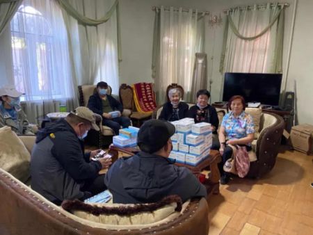 图为侨胞在华助中心领取防疫物资。