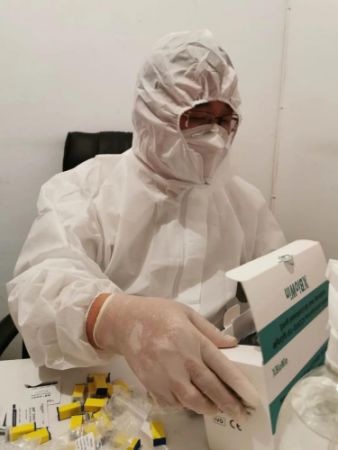 图为当地华人医生免费为侨胞们检测。