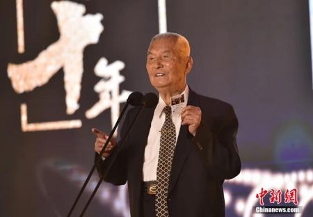 　　2019年1月4日，由中国新闻社主办的“2018‘侨鑫杯’全球华侨华人年度评选”颁奖典礼在北京举行。图为“‘侨’这40年”征文活动一等奖获奖者代表、第四届中国侨联主席庄炎林发表获奖感言。中新网记者 翟璐 摄