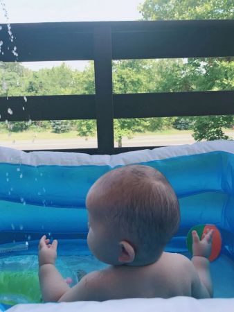 “能能”在家里玩耍。(受访者供图)