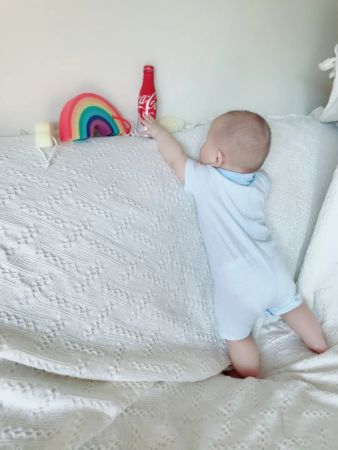 小雨在家中用手机记录“能能”的成长。(受访者供图)