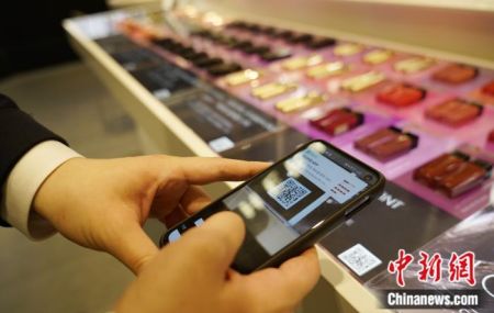 　　图为在韩国首尔爱茉莉太平洋清凉里店，试用样品旁贴有QR二维码，只需扫一扫便可了解产品详情，无需再面对面咨询。 曾鼐 摄