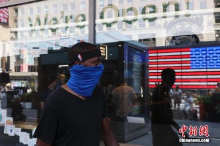 资料图：当地时间8月9日，美国纽约时代广场行人。