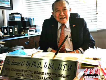 　图为当地时间2020年2月20日，90岁的菲律宾中华总商会永远名誉会长、菲律宾华侨善举总会行政总裁李逢梧，在他担任董事长兼行政总裁的130岁菲律宾中华崇仁医院接收中新社采访，表示崇仁医院对可能暴发的疫情会未雨绸缪，做好准备。中新社记者 关向东 摄