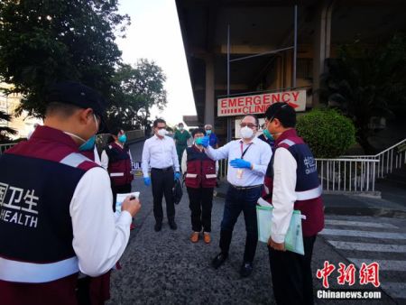 　　当地时间2020年4月7日，赴菲中国医疗专家到访崇仁医院时，该院介绍已将一幢二层小楼单独辟为发热门诊；在住院部辟出两个楼层共42张病床，接纳疑似和确诊病患，已有数位患者治愈出院。中国专家组考察后认为，崇仁医院拥有较好的基础设施和较高水准的医疗团队，针对新冠疫情所做努力和实际效果值得肯定。中新社记者 关向东 摄