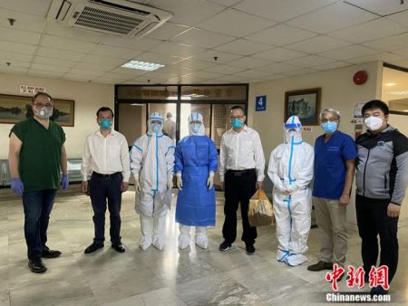　　图为当地时间2020年4月9日，赴菲中国医疗专家到访崇仁医院考察传染病治疗区域，认为该院拥有较好的基础设施和较高水准的医疗团队，针对新冠疫情所做努力和实际效果值得肯定。截至8月10日，该院共收治532例新冠患者，有424名已治愈出院，总治愈率80%，高于全菲医疗机构入院治愈率水平。中新社记者 关向东 摄
