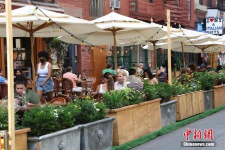　　资料图：当地时间8月15日，纽约曼哈顿下城，顾客在餐厅开设的户外餐位就餐。 中新社记者 廖攀 摄