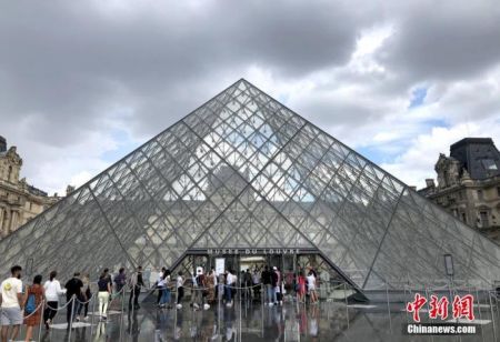 　　资料图：当地时间8月14日，巴黎被法国官方列为新冠病毒传播“高风险地区”。图为当天最后一批民众在卢浮宫外排队等候入场。卢浮宫仍然坚持严格防疫措施，控制入场人数。 中新社记者 李洋 摄
