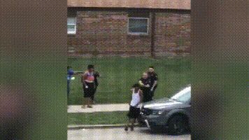 　美国警察跟随非裔男子布莱克，并向他连续开枪。