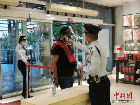 　　资料图：马尼拉要求市民进入商场戴口罩加面罩 中新社记者 关向东 摄