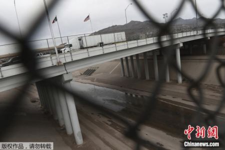 　　当地时间3月的一天，车辆正在美墨边境的国际通道等待进入墨西哥。
