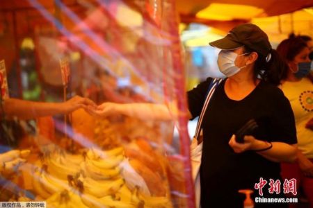 　当地时间6月15日，墨西哥墨西哥城Iztapalapa社区，当地一个市场关闭两个月后，在严格的卫生措施下重新开放。成新营业后的市场，每个摊位都套上了塑料“罩子”。