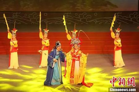 　资料图：著名潮剧表演艺术家方展荣、张怡凰表演潮剧《策马游潮汕》。中新社发 李怡青 摄