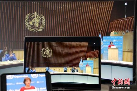 　2020年5月18日，第七十三届世界卫生大会以视频会议形式举行开幕式。图为在德国柏林拍摄的位于瑞士日内瓦的开幕式现场画面。 中新社记者 彭大伟 摄