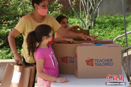 　　资料图：图为9月2日，美国弗吉尼亚州阿灵顿小学生到校领取新学期教学用品。 中新社记者 陈孟统 摄