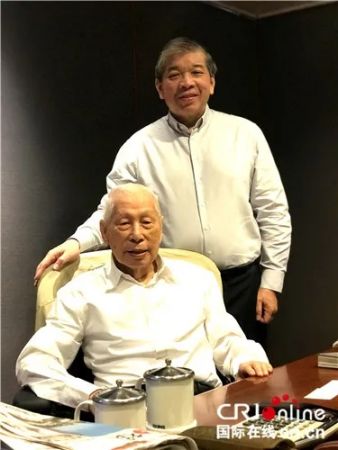 　　张允中和他的儿子张松声。(国际在线)