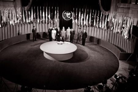 　　1945年6月26日，《联合国宪章》签字仪式在美国旧金山“老兵战争纪念馆”举行。图片来源：联合国官网。联合国图片Yould