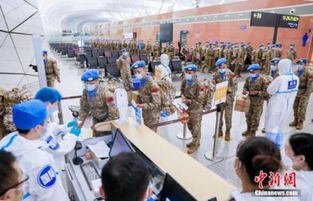 资料图：2020年7月22日，中国第八批赴马里维和部队官兵顺利启程。图为联合国维和部队官兵准备登机。 贺晟 摄