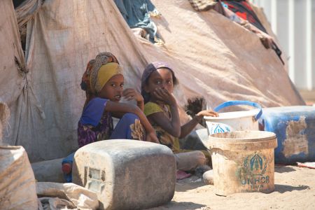 　资料图：2019年2月26日，也门儿童坐在一个的流离失所营地中。