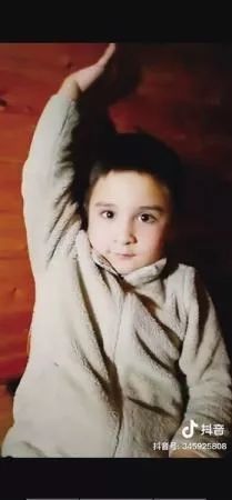 　　渝渝向白衣天使们敬礼(抖音截图)