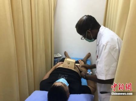 　　迪亚拉正在为患者诊治。尧欣雨 摄