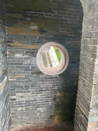 楼梯间暗藏的射击孔(李明阳／摄)