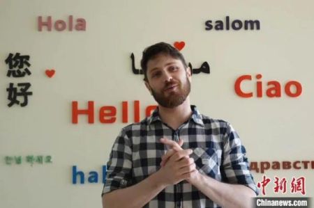 　图为卜洛仁在生活中展示自己的重庆话。受访者供图