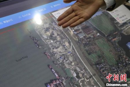 触摸一体机(智慧长江)展示长江岸线监管 赵强 摄