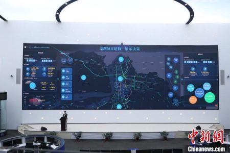 　　工作人员介绍芜湖市智慧城市管理指挥中心 赵强 摄