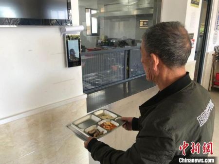 老年人取完餐，“刷脸”完成电子支付就能安心用餐。洞头宣传部供图